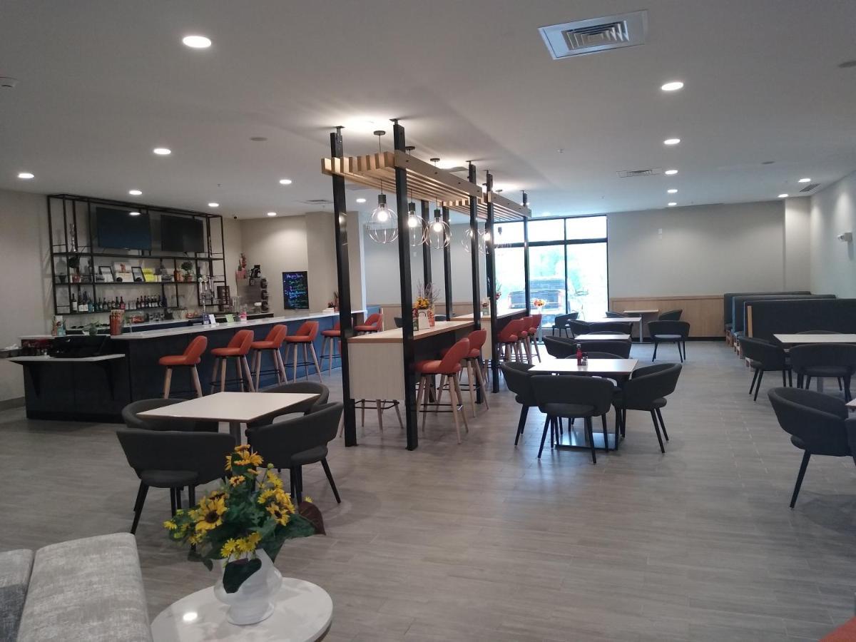 Holiday Inn - Kansas City - Northeast By Ihg Esterno foto